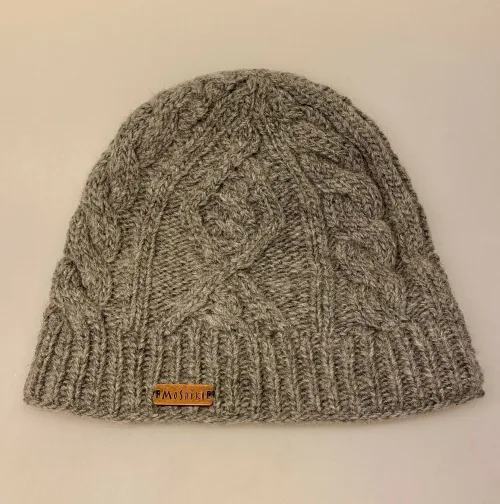 Hue Aran i Blød Uld - Bayko Grå, bayko, 8959, lysegrå, grå, meleret, merino, blød, pandebånd, foer, foret, kabelmønster, kabelstrik, aran, mønster, ensfarvet, uni, cool, hipster, , lækker, enkel, ensfarvet, jagt, herrehue, unisex, til, mænd, damer, beanie, uld, ulden, ren, blød, foret, med, foer, fleece, kradser ikke, windstopper, vindtæt, varm, klassisk, billig, tilbud, smart, uldstrrik, uldhue, uldhat, strikket, håndstrikket, hat, biti, vinter, efterår, gave, gaveide, julegave, ribe, nationalpark, vadehavet, sort sol, udendørs, liv, outdoor,