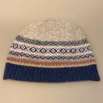 Hue Uld - Eribé Beanie Arctic Blå Grå, , beanie, oban, skotsk, damehue, accessories, tilbehør, let, lun, smart, moderne, ny, mønsterstrik, LÆrke Bakker, fintstrikket, vinter, efterår, gave, luksus, eksklusiv, klassisk, særlig, kvalitet, ribe, biti, artic,