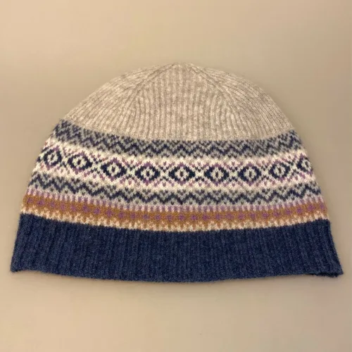 Hue Uld - Eribé Beanie Arctic Blå Grå, , beanie, oban, skotsk, damehue, accessories, tilbehør, let, lun, smart, moderne, ny, mønsterstrik, LÆrke Bakker, fintstrikket, vinter, efterår, gave, luksus, eksklusiv, klassisk, særlig, kvalitet, ribe, biti, artic,