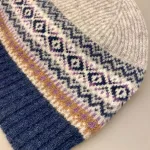 Hue Uld - Eribé Beanie Arctic Blå Grå, , beanie, oban, skotsk, damehue, accessories, tilbehør, let, lun, smart, moderne, ny, mønsterstrik, LÆrke Bakker, fintstrikket, vinter, efterår, gave, luksus, eksklusiv, klassisk, særlig, kvalitet, ribe, biti, artic,