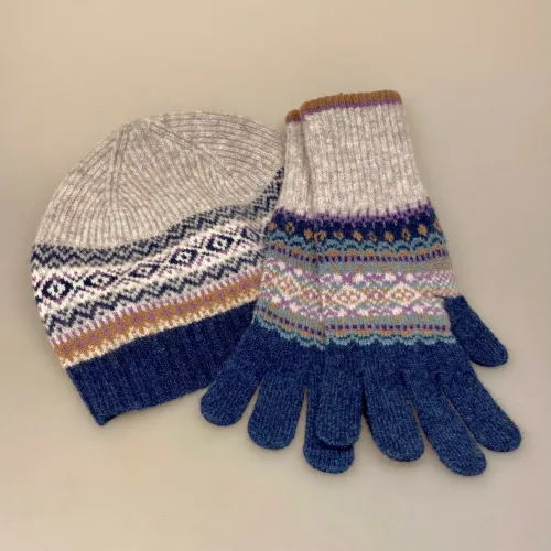 Hue Uld - Eribé Beanie Arctic Blå Grå, , beanie, oban, skotsk, damehue, accessories, tilbehør, let, lun, smart, moderne, ny, mønsterstrik, LÆrke Bakker, fintstrikket, vinter, efterår, gave, luksus, eksklusiv, klassisk, særlig, kvalitet, ribe, biti, artic,