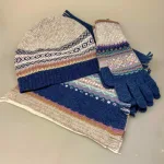 Eribe Strikket Tørklæde Uld Blå Grå, Eribé Strikkede Vanter med Åbne Fingre - Arctic Blå, Hue Uld - Eribé Beanie Arctic Blå Grå, sjal, langt, frynser, fintstrikket, ren, uld, blødt, lækkert, kvalitet, skotsk, luksus, elegant, smart, særligt, gave, gaveide, accessoires, tilbehør, tørklæde, strikket, let, lunt, biti, ribe