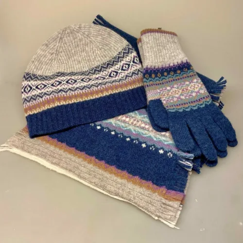 Eribe Strikket Tørklæde Uld Blå Grå, Eribé Strikkede Vanter med Åbne Fingre - Arctic Blå, Hue Uld - Eribé Beanie Arctic Blå Grå, sjal, langt, frynser, fintstrikket, ren, uld, blødt, lækkert, kvalitet, skotsk, luksus, elegant, smart, særligt, gave, gaveide, accessoires, tilbehør, tørklæde, strikket, let, lunt, biti, ribe
