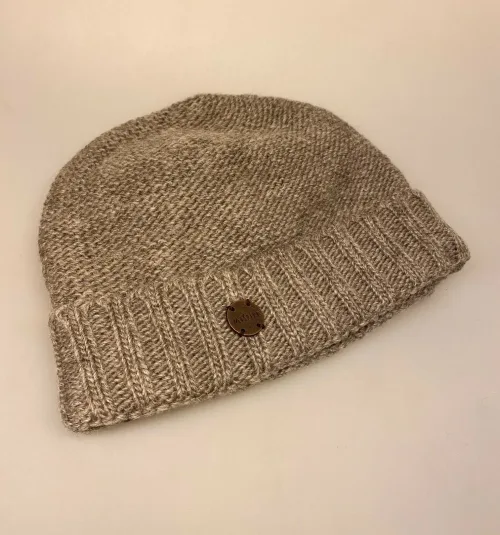 Hue Uld med Foer og Ombuk - Grå, gadhi,neutral, sandfarvet, varm, grå, lysegrå, beige, lys, enkel, stilig, herrehue, til, herrer, mænd, drenge, hipster, beanie, uldhue, damer, damehue, strikhue, strikhat, ulden, hjemmestrikket, håndstrikket, enkel, simpel, stilet, smart, ung, hip, moderne, gave, gaveide, kvalitet, billig, tilbud, julegave, varm, blød, foret, windstopper, kradser ikke, biti, ribe, ren, uld