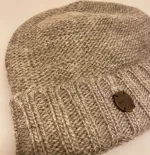 Hue Uld med Foer og Ombuk - Grå, gadhi,neutral, sandfarvet, varm, grå, lysegrå, beige, lys, enkel, stilig, herrehue, til, herrer, mænd, drenge, hipster, beanie, uldhue, damer, damehue, strikhue, strikhat, ulden, hjemmestrikket, håndstrikket, enkel, simpel, stilet, smart, ung, hip, moderne, gave, gaveide, kvalitet, billig, tilbud, julegave, varm, blød, foret, windstopper, kradser ikke, biti, ribe, ren, uld