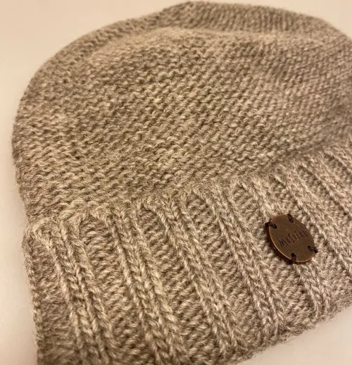 Hue Uld med Foer og Ombuk - Grå, gadhi,neutral, sandfarvet, varm, grå, lysegrå, beige, lys, enkel, stilig, herrehue, til, herrer, mænd, drenge, hipster, beanie, uldhue, damer, damehue, strikhue, strikhat, ulden, hjemmestrikket, håndstrikket, enkel, simpel, stilet, smart, ung, hip, moderne, gave, gaveide, kvalitet, billig, tilbud, julegave, varm, blød, foret, windstopper, kradser ikke, biti, ribe, ren, uld