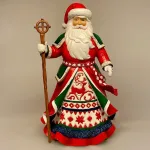 Jim Shore Heartwood Creek 26 cm Lapland Santa med Stav, rensdyr, solhjul, hjulkors, vintersolhverv, dramatisk, lapland, finland, vandrestav, stor, flot, Christmas legends, santa, 601289, samer, samerne, samere, rener, ren, rensdyr, julemand, folklore, lanterne, lygte, lys i mørket, santa, træfigur, træjulemand, figur, samlere, jim shore, figurer, figur, figure, julepynt, xmas, speciel, flot, træskærerarbejde, træsnit, træskærer, biti, ribe,