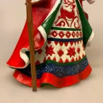 Jim Shore Heartwood Creek 26 cm Lapland Santa med Stav, rensdyr, solhjul, hjulkors, vintersolhverv, dramatisk, lapland, finland, vandrestav, stor, flot, Christmas legends, santa, 601289, samer, samerne, samere, rener, ren, rensdyr, julemand, folklore, lanterne, lygte, lys i mørket, santa, træfigur, træjulemand, figur, samlere, jim shore, figurer, figur, figure, julepynt, xmas, speciel, flot, træskærerarbejde, træsnit, træskærer, biti, ribe,