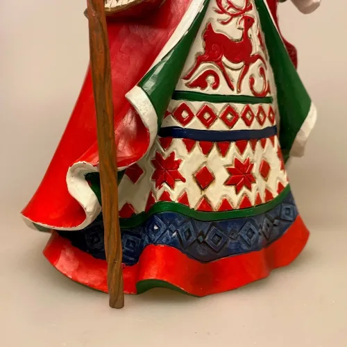 Jim Shore Heartwood Creek 26 cm Lapland Santa med Stav, rensdyr, solhjul, hjulkors, vintersolhverv, dramatisk, lapland, finland, vandrestav, stor, flot, Christmas legends, santa, 601289, samer, samerne, samere, rener, ren, rensdyr, julemand, folklore, lanterne, lygte, lys i mørket, santa, træfigur, træjulemand, figur, samlere, jim shore, figurer, figur, figure, julepynt, xmas, speciel, flot, træskærerarbejde, træsnit, træskærer, biti, ribe,