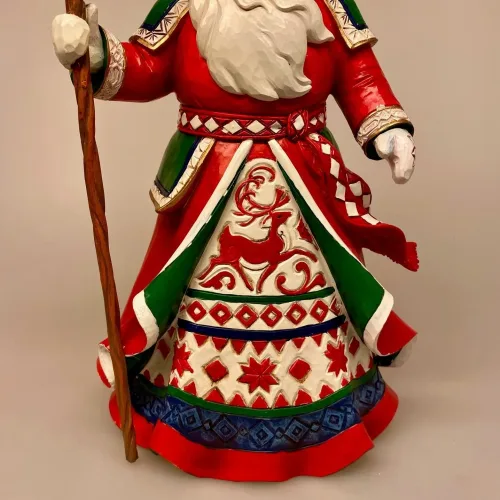Jim Shore Heartwood Creek 26 cm Lapland Santa med Stav, rensdyr, solhjul, hjulkors, vintersolhverv, dramatisk, lapland, finland, vandrestav, stor, flot, Christmas legends, santa, 601289, samer, samerne, samere, rener, ren, rensdyr, julemand, folklore, lanterne, lygte, lys i mørket, santa, træfigur, træjulemand, figur, samlere, jim shore, figurer, figur, figure, julepynt, xmas, speciel, flot, træskærerarbejde, træsnit, træskærer, biti, ribe,