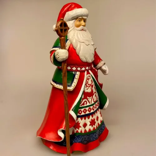 Jim Shore Heartwood Creek 26 cm Lapland Santa med Stav, rensdyr, solhjul, hjulkors, vintersolhverv, dramatisk, lapland, finland, vandrestav, stor, flot, Christmas legends, santa, 601289, samer, samerne, samere, rener, ren, rensdyr, julemand, folklore, lanterne, lygte, lys i mørket, santa, træfigur, træjulemand, figur, samlere, jim shore, figurer, figur, figure, julepynt, xmas, speciel, flot, træskærerarbejde, træsnit, træskærer, biti, ribe,