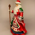 Jim Shore Heartwood Creek 26 cm Lapland Santa med Stav, rensdyr, solhjul, hjulkors, vintersolhverv, dramatisk, lapland, finland, vandrestav, stor, flot, Christmas legends, santa, 601289, samer, samerne, samere, rener, ren, rensdyr, julemand, folklore, lanterne, lygte, lys i mørket, santa, træfigur, træjulemand, figur, samlere, jim shore, figurer, figur, figure, julepynt, xmas, speciel, flot, træskærerarbejde, træsnit, træskærer, biti, ribe,
