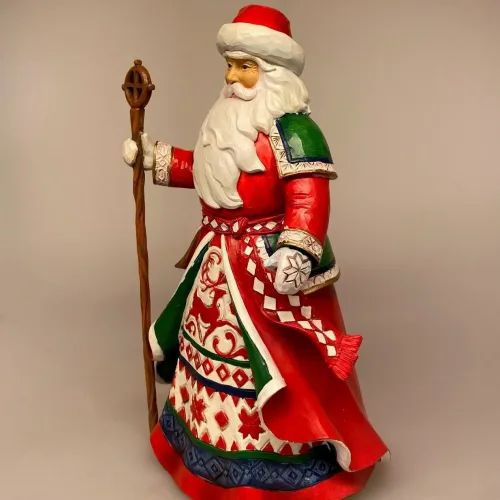 Jim Shore Heartwood Creek 26 cm Lapland Santa med Stav, rensdyr, solhjul, hjulkors, vintersolhverv, dramatisk, lapland, finland, vandrestav, stor, flot, Christmas legends, santa, 601289, samer, samerne, samere, rener, ren, rensdyr, julemand, folklore, lanterne, lygte, lys i mørket, santa, træfigur, træjulemand, figur, samlere, jim shore, figurer, figur, figure, julepynt, xmas, speciel, flot, træskærerarbejde, træsnit, træskærer, biti, ribe,