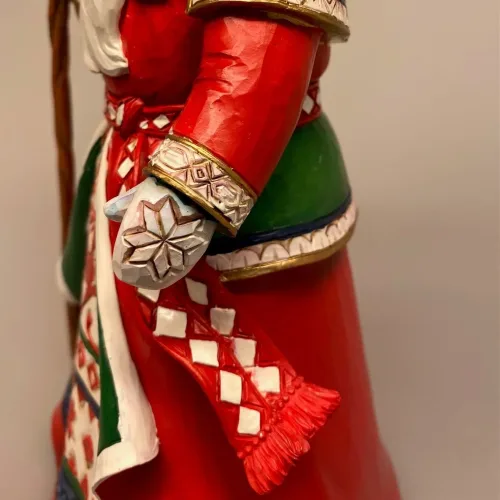 Jim Shore Heartwood Creek 26 cm Lapland Santa med Stav, rensdyr, solhjul, hjulkors, vintersolhverv, dramatisk, lapland, finland, vandrestav, stor, flot, Christmas legends, santa, 601289, samer, samerne, samere, rener, ren, rensdyr, julemand, folklore, lanterne, lygte, lys i mørket, santa, træfigur, træjulemand, figur, samlere, jim shore, figurer, figur, figure, julepynt, xmas, speciel, flot, træskærerarbejde, træsnit, træskærer, biti, ribe,