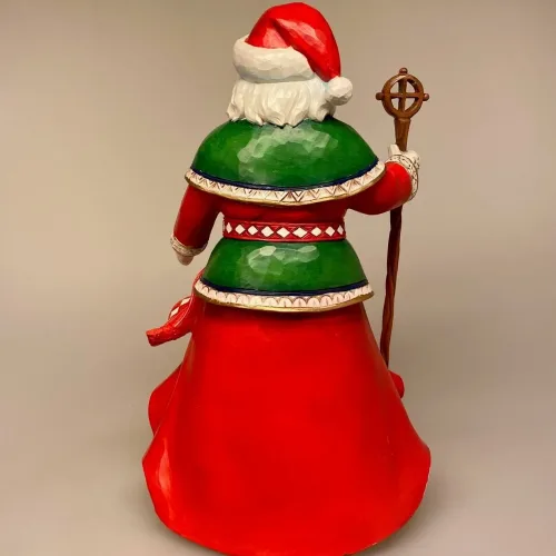 Jim Shore Heartwood Creek 26 cm Lapland Santa med Stav, rensdyr, solhjul, hjulkors, vintersolhverv, dramatisk, lapland, finland, vandrestav, stor, flot, Christmas legends, santa, 601289, samer, samerne, samere, rener, ren, rensdyr, julemand, folklore, lanterne, lygte, lys i mørket, santa, træfigur, træjulemand, figur, samlere, jim shore, figurer, figur, figure, julepynt, xmas, speciel, flot, træskærerarbejde, træsnit, træskærer, biti, ribe,