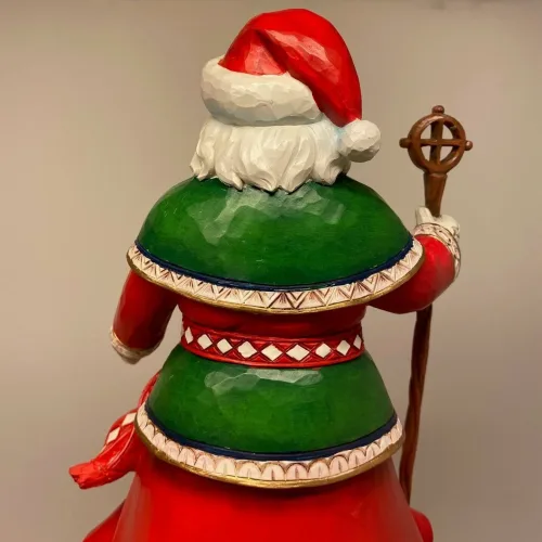 Jim Shore Heartwood Creek 26 cm Lapland Santa med Stav, rensdyr, solhjul, hjulkors, vintersolhverv, dramatisk, lapland, finland, vandrestav, stor, flot, Christmas legends, santa, 601289, samer, samerne, samere, rener, ren, rensdyr, julemand, folklore, lanterne, lygte, lys i mørket, santa, træfigur, træjulemand, figur, samlere, jim shore, figurer, figur, figure, julepynt, xmas, speciel, flot, træskærerarbejde, træsnit, træskærer, biti, ribe,