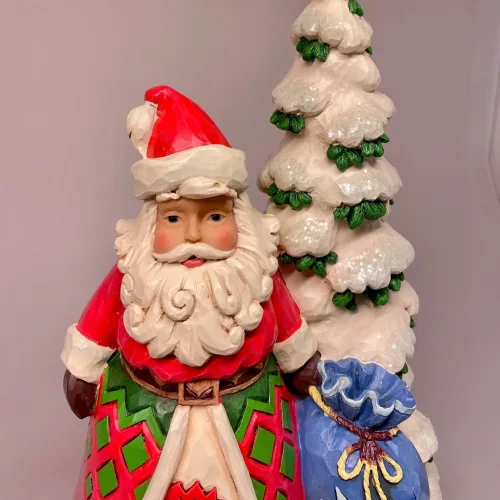Jim Shore Heartwood Creek 27 cm Julemand med Stort Grantræ, 6008125, santa with three, share the christmas spirit, gavesæk, glimmer, sne, grantræ, juletræ,elegant, klassisk, stor, luksus, magisk, julemagi, julemand, jim shore, håndsnittet, julemand, figur, Julemand med sæk og vinterlandskab, vinter, sneklædt, snelandskab, winterwonderland, landsby, kirke, sceneri, santa, julemand, Jim Shore Heartwood creek - , julemand, julepynt, julemandsfigur, jim shore, jim shaw, træfigur, trænisse, nissemand, julemandsfigur, figur, figurer, figure, træjulemand, wooden, træsnit, træskærearbejde, tæjuemand, træjulemænd, af træ, kulørte, håndlavede, håndmalede, samler, samlere, samleobjekt, juledekoration, speciel, kvalitet, flot, store, biti, ribe, peters jul, gammeldags, nostalgisk, jul,