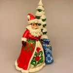 Jim Shore Heartwood Creek 27 cm Julemand med Stort Grantræ, 6008125, santa with three, share the christmas spirit, gavesæk, glimmer, sne, grantræ, juletræ,elegant, klassisk, stor, luksus, magisk, julemagi, julemand, jim shore, håndsnittet, julemand, figur, Julemand med sæk og vinterlandskab, vinter, sneklædt, snelandskab, winterwonderland, landsby, kirke, sceneri, santa, julemand, Jim Shore Heartwood creek - , julemand, julepynt, julemandsfigur, jim shore, jim shaw, træfigur, trænisse, nissemand, julemandsfigur, figur, figurer, figure, træjulemand, wooden, træsnit, træskærearbejde, tæjuemand, træjulemænd, af træ, kulørte, håndlavede, håndmalede, samler, samlere, samleobjekt, juledekoration, speciel, kvalitet, flot, store, biti, ribe, peters jul, gammeldags, nostalgisk, jul,