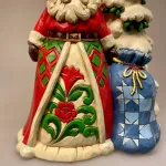 Jim Shore Heartwood Creek 27 cm Julemand med Stort Grantræ, 6008125, santa with three, share the christmas spirit, gavesæk, glimmer, sne, grantræ, juletræ,elegant, klassisk, stor, luksus, magisk, julemagi, julemand, jim shore, håndsnittet, julemand, figur, Julemand med sæk og vinterlandskab, vinter, sneklædt, snelandskab, winterwonderland, landsby, kirke, sceneri, santa, julemand, Jim Shore Heartwood creek - , julemand, julepynt, julemandsfigur, jim shore, jim shaw, træfigur, trænisse, nissemand, julemandsfigur, figur, figurer, figure, træjulemand, wooden, træsnit, træskærearbejde, tæjuemand, træjulemænd, af træ, kulørte, håndlavede, håndmalede, samler, samlere, samleobjekt, juledekoration, speciel, kvalitet, flot, store, biti, ribe, peters jul, gammeldags, nostalgisk, jul,