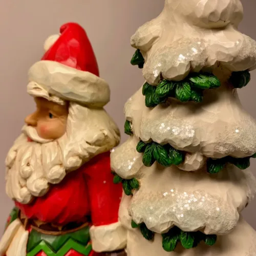 Jim Shore Heartwood Creek 27 cm Julemand med Stort Grantræ, 6008125, santa with three, share the christmas spirit, gavesæk, glimmer, sne, grantræ, juletræ,elegant, klassisk, stor, luksus, magisk, julemagi, julemand, jim shore, håndsnittet, julemand, figur, Julemand med sæk og vinterlandskab, vinter, sneklædt, snelandskab, winterwonderland, landsby, kirke, sceneri, santa, julemand, Jim Shore Heartwood creek - , julemand, julepynt, julemandsfigur, jim shore, jim shaw, træfigur, trænisse, nissemand, julemandsfigur, figur, figurer, figure, træjulemand, wooden, træsnit, træskærearbejde, tæjuemand, træjulemænd, af træ, kulørte, håndlavede, håndmalede, samler, samlere, samleobjekt, juledekoration, speciel, kvalitet, flot, store, biti, ribe, peters jul, gammeldags, nostalgisk, jul,