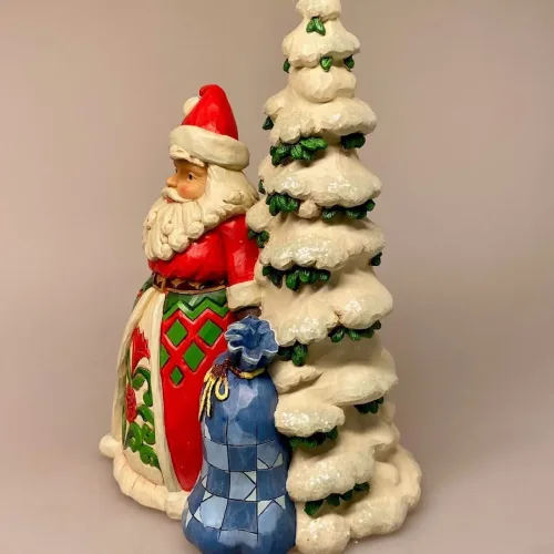 Jim Shore Heartwood Creek 27 cm Julemand med Stort Grantræ, 6008125, santa with three, share the christmas spirit, gavesæk, glimmer, sne, grantræ, juletræ,elegant, klassisk, stor, luksus, magisk, julemagi, julemand, jim shore, håndsnittet, julemand, figur, Julemand med sæk og vinterlandskab, vinter, sneklædt, snelandskab, winterwonderland, landsby, kirke, sceneri, santa, julemand, Jim Shore Heartwood creek - , julemand, julepynt, julemandsfigur, jim shore, jim shaw, træfigur, trænisse, nissemand, julemandsfigur, figur, figurer, figure, træjulemand, wooden, træsnit, træskærearbejde, tæjuemand, træjulemænd, af træ, kulørte, håndlavede, håndmalede, samler, samlere, samleobjekt, juledekoration, speciel, kvalitet, flot, store, biti, ribe, peters jul, gammeldags, nostalgisk, jul,