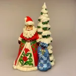 Jim Shore Heartwood Creek 27,5 cm Highland Santa med Krans & Fugle, stor, jim shore, santa, julemand, julefigur, julemandsfigur, udskåret, snittet, træfigur, støbt, træsnit, træskærearbejde, detaljer, highland glen, tartan, klantern, højland, skotsk, skotland, fuglehus, bird house, fugle, rød, cardinal, cardinaler, grankrans, kristorn, krans, kappe, klassisk, imponerende, impossant, julepynt, original, speciel, luksus, eksklusiv, lidt med godt, juledekoration, amerikansk, samler, figur, winters welcome, 6015440, biti, ribe, landskab, vinterlandskab, graner, grantræer, sne, håndlavet, håndmalet