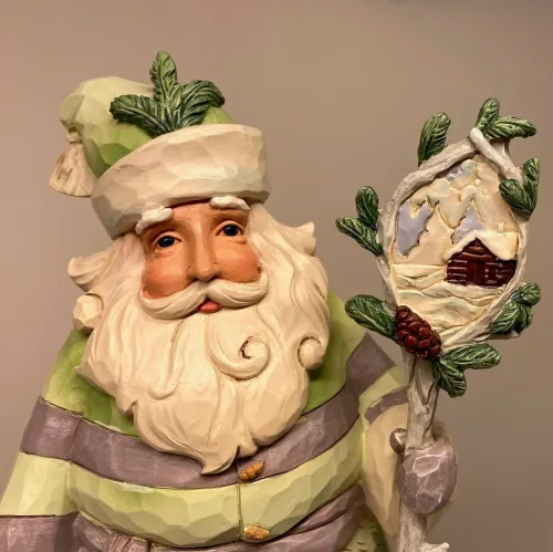Jim Shore Heartwood Creek Grøn Julemand med Stav, lysegrøn, bukser, støvler, vinter, snelandskab, hytte, 6011614, woodsy, santa, christmas in the woods, jul i skoven, skov, vinterlandskab, winterwonderland, hvid, julemand, julemandsfigur, jim shore, træ, af træ, træjulemand, træfigur, håndsnittet, håndskåret, udskåret, støbt, håndmalet, flot, speciel, julepynt, figur, julefigur, pynt, biti, ribe,