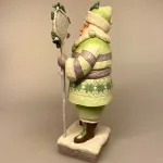 Jim Shore Heartwood Creek Grøn Julemand med Stav, lysegrøn, bukser, støvler, vinter, snelandskab, hytte, 6011614, woodsy, santa, christmas in the woods, jul i skoven, skov, vinterlandskab, winterwonderland, hvid, julemand, julemandsfigur, jim shore, træ, af træ, træjulemand, træfigur, håndsnittet, håndskåret, udskåret, støbt, håndmalet, flot, speciel, julepynt, figur, julefigur, pynt, biti, ribe,