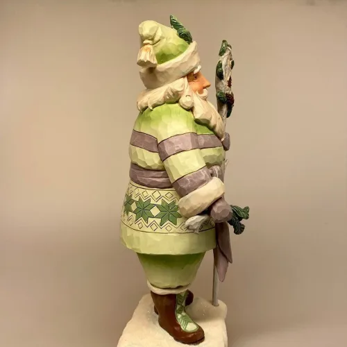 Jim Shore Heartwood Creek Grøn Julemand med Stav, lysegrøn, bukser, støvler, vinter, snelandskab, hytte, 6011614, woodsy, santa, christmas in the woods, jul i skoven, skov, vinterlandskab, winterwonderland, hvid, julemand, julemandsfigur, jim shore, træ, af træ, træjulemand, træfigur, håndsnittet, håndskåret, udskåret, støbt, håndmalet, flot, speciel, julepynt, figur, julefigur, pynt, biti, ribe,