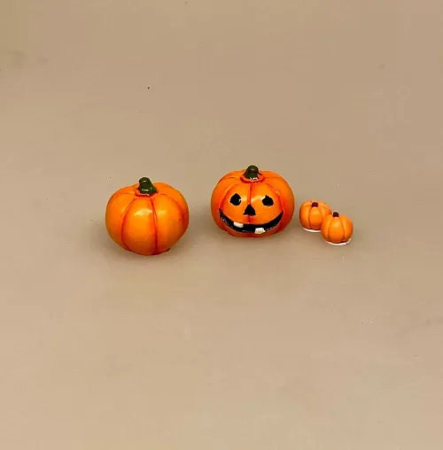 Miniature Halloween Græskar, allehelgens, aften græskarlygte, dukkehusting, ting til, tilbehør, dukkehus, miniaturer, 1:12, nissedør, halloween, pynt, sjov, i, græskarhoved, udskære, nisseting, nissedør, grøntsager, efterår, biti, ribe, sangskjuler, symbolsk, gave, gavekort, til, oplevelse,
