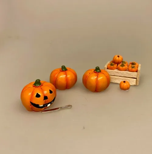 Miniature Kasse med Græskar, Miniature Halloween Græskar, allehelgens, aften græskarlygte, dukkehusting, ting til, tilbehør, dukkehus, miniaturer, 1:12, nissedør, halloween, pynt, sjov, i, græskarhoved, udskære, nisseting, nissedør, grøntsager, efterår, biti, ribe, sangskjuler, symbolsk, gave, gavekort, til, oplevelse,
