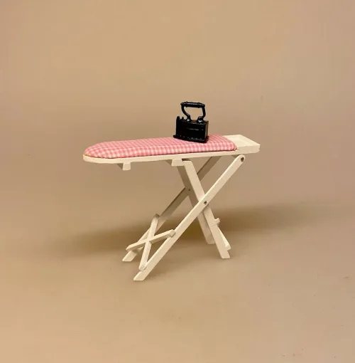 Miniature Strygejern Sort, Miniature Strygebræt Hvidt Træ, ternet, fint, Miniature Vaskebalje gul, Miniature balje gul emalje med badeand, vaskebalje, julebad, nisseting, ting til nisser, nisse tilbehør, nissedør, nissebo, dukkehus, dukkehusting, dukkehus tilbehør, tinfg til dukkehuset, 1:12, små ting, badekar, bad i køkkenet, klatvask, vasketøj, tøjvask, vaskemaskine, biti, ribe,