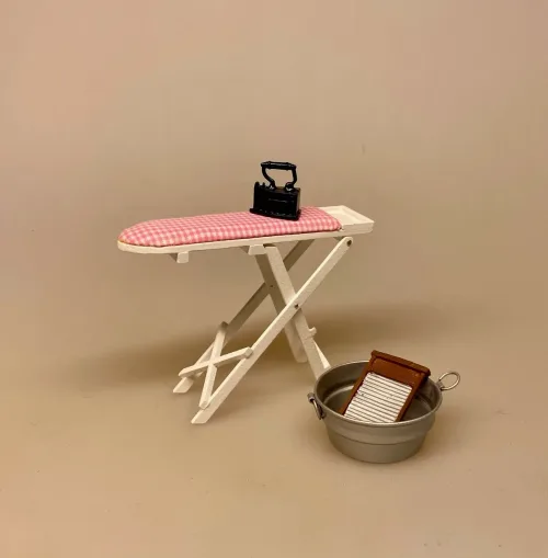 Miniature Strygejern Sort, Miniature Vaskebræt, Miniature Vaskebalje Zink, Miniature Strygebræt Hvidt Træ, ternet, fint, Miniature Vaskebalje gul, Miniature balje gul emalje med badeand, vaskebalje, julebad, nisseting, ting til nisser, nisse tilbehør, nissedør, nissebo, dukkehus, dukkehusting, dukkehus tilbehør, tinfg til dukkehuset, 1:12, små ting, badekar, bad i køkkenet, klatvask, vasketøj, tøjvask, vaskemaskine, biti, ribe,