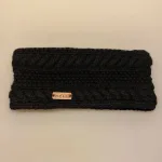 Pandebånd Merinould med Foer - Anup Sort, 7090, arnup, headband, black, sort, ensfarvet, håndstrikket, kabelmønster, aran, foret, fleecefoer, håndstrikket, koks, koksgråt, mørkegråt, klassisk, smart, lækkert, blødt, kvalitet, naturligt, håndstrikket, håndgjort, håndlavet, pandebånd, uldpandebånd, ørevarmer, dansk, design, nordisk, stil, ribe, vadehavet, nationalpark, biti