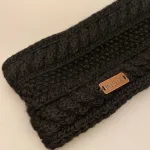 Pandebånd Merinould med Foer - Anup Sort, 7090, arnup, headband, black, sort, ensfarvet, håndstrikket, kabelmønster, aran, foret, fleecefoer, håndstrikket, koks, koksgråt, mørkegråt, klassisk, smart, lækkert, blødt, kvalitet, naturligt, håndstrikket, håndgjort, håndlavet, pandebånd, uldpandebånd, ørevarmer, dansk, design, nordisk, stil, ribe, vadehavet, nationalpark, biti