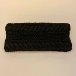 Pandebånd Merinould med Foer - Anup Sort, 7090, arnup, headband, black, sort, ensfarvet, håndstrikket, kabelmønster, aran, foret, fleecefoer, håndstrikket, koks, koksgråt, mørkegråt, klassisk, smart, lækkert, blødt, kvalitet, naturligt, håndstrikket, håndgjort, håndlavet, pandebånd, uldpandebånd, ørevarmer, dansk, design, nordisk, stil, ribe, vadehavet, nationalpark, biti