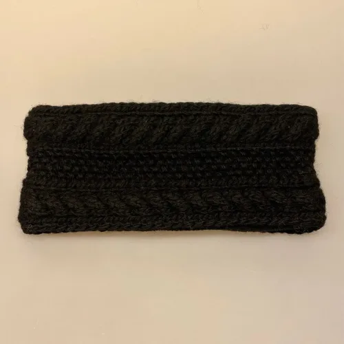 Pandebånd Merinould med Foer - Anup Sort, 7090, arnup, headband, black, sort, ensfarvet, håndstrikket, kabelmønster, aran, foret, fleecefoer, håndstrikket, koks, koksgråt, mørkegråt, klassisk, smart, lækkert, blødt, kvalitet, naturligt, håndstrikket, håndgjort, håndlavet, pandebånd, uldpandebånd, ørevarmer, dansk, design, nordisk, stil, ribe, vadehavet, nationalpark, biti