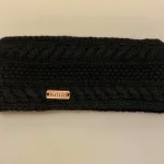 Pandebånd Merinould med Foer - Anup Sort, 7090, arnup, headband, black, sort, ensfarvet, håndstrikket, kabelmønster, aran, foret, fleecefoer, håndstrikket, koks, koksgråt, mørkegråt, klassisk, smart, lækkert, blødt, kvalitet, naturligt, håndstrikket, håndgjort, håndlavet, pandebånd, uldpandebånd, ørevarmer, dansk, design, nordisk, stil, ribe, vadehavet, nationalpark, biti