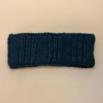 Pandebånd med Foer Uld - Umer Petrol, headband, ørevarmer, fleecefoer, foret, windstopper, 8781, teal, petroleumsblå, petroleumsfarvet, grøn, dyb, bred, blød, lunt, kradser ikke, blødt, merino, uld, håndstrikket, lækkert, smart, enkelt, simpelt, uldent, lærke, bakker, strik, hjemmestrikket, biti, ribe