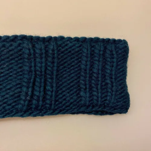 Pandebånd med Foer Uld - Umer Petrol, headband, ørevarmer, fleecefoer, foret, windstopper, 8781, teal, petroleumsblå, petroleumsfarvet, grøn, dyb, bred, blød, lunt, kradser ikke, blødt, merino, uld, håndstrikket, lækkert, smart, enkelt, simpelt, uldent, lærke, bakker, strik, hjemmestrikket, biti, ribe