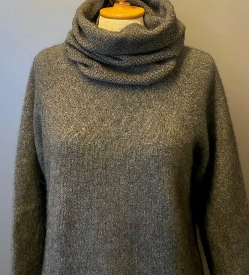 Possum Dame Pullover - Classic Brun Blå, possumuld, possum, silke, merino, luksus, lækker, blød, varm, cashmere, cashmir, lun, yndlings, diskret, meleret, farvespil, grå, brun, koks, koksgrå, smart, kvalitet, new zealand, wild, noble, damestrik, sweater, gave, gaveide, ekstraordinær, særlig, luksus, uld, uldtrøje, ulden, strk, fintstrikket, biti, ribe