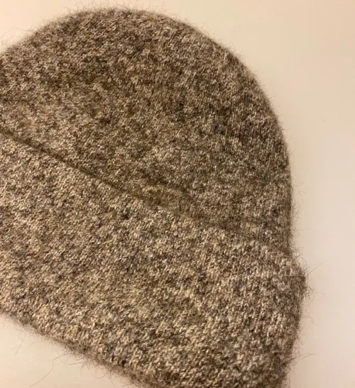 Possum Hue Dobbelt med Opslag - Sand Grå, pumice, sandy, beige, grå, meleret, fluffy, blød, ekstrasoft, lysegrå, mellemgrå, damehue, hat, strikhue, strikhat, strikket, let, lun, varm, blød, elegant, luksus, flot, klassisk, dobbeltstrikket, smart, luksus, kvalitet, cashmere, cashmir, biti, ribe, sort sol, vadehavet, out door, accessoires, tilbehør, vinter, efterår, new zealand