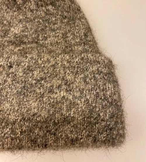 Possum Hue Dobbelt med Opslag - Sand Grå, pumice, sandy, beige, grå, meleret, fluffy, blød, ekstrasoft, lysegrå, mellemgrå, damehue, hat, strikhue, strikhat, strikket, let, lun, varm, blød, elegant, luksus, flot, klassisk, dobbeltstrikket, smart, luksus, kvalitet, cashmere, cashmir, biti, ribe, sort sol, vadehavet, out door, accessoires, tilbehør, vinter, efterår, new zealand