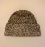 Possum Hue Dobbelt med Opslag - Sand Grå, pumice, sandy, beige, grå, meleret, fluffy, blød, ekstrasoft, lysegrå, mellemgrå, damehue, hat, strikhue, strikhat, strikket, let, lun, varm, blød, elegant, luksus, flot, klassisk, dobbeltstrikket, smart, luksus, kvalitet, cashmere, cashmir, biti, ribe, sort sol, vadehavet, out door, accessoires, tilbehør, vinter, efterår, new zealand