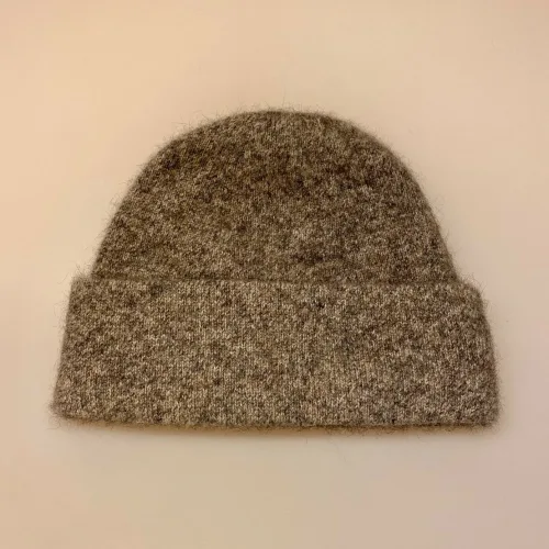 Possum Hue Dobbelt med Opslag - Sand Grå, pumice, sandy, beige, grå, meleret, fluffy, blød, ekstrasoft, lysegrå, mellemgrå, damehue, hat, strikhue, strikhat, strikket, let, lun, varm, blød, elegant, luksus, flot, klassisk, dobbeltstrikket, smart, luksus, kvalitet, cashmere, cashmir, biti, ribe, sort sol, vadehavet, out door, accessoires, tilbehør, vinter, efterår, new zealand