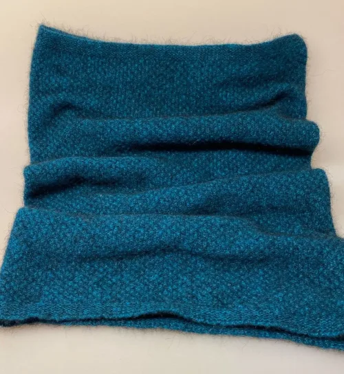 Possum Strikket Tube Tørklæde - Halsedisse Petrol, tui, grøn, blå, turkis, petroleum, halsdisse, mock neck, halsrør, strik, halstørklæde, strikket rør, uld, possum, slke, merino, kvalitet, luksus, tyndt, vamrt, smart, accessoires, tilbehør, fintstrikket, strikket, halsvarmer, new zealand, gave, gaveide, luksus, skiferie, vinter, kradser ikke, super, soft, biti, ribe, sort sol, vadehavet,