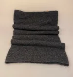 Possum Strikket Tube Tørklæde - Halsedisse koks, antrazit, sort, mørkegrå, charcoal, halsdisse, mock neck, halsrør, strik, halstørklæde, strikket rør, uld, possum, slke, merino, kvalitet, luksus, tyndt, vamrt, smart, accessoires, tilbehør, fintstrikket, strikket, halsvarmer, new zealand, gave, gaveide, luksus, skiferie, vinter, kradser ikke, super, soft, biti, ribe, sort sol, vadehavet,