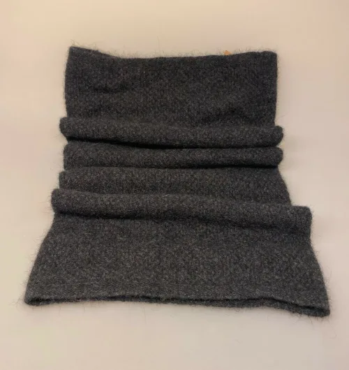 Possum Strikket Tube Tørklæde - Halsedisse koks, antrazit, sort, mørkegrå, charcoal, halsdisse, mock neck, halsrør, strik, halstørklæde, strikket rør, uld, possum, slke, merino, kvalitet, luksus, tyndt, vamrt, smart, accessoires, tilbehør, fintstrikket, strikket, halsvarmer, new zealand, gave, gaveide, luksus, skiferie, vinter, kradser ikke, super, soft, biti, ribe, sort sol, vadehavet,