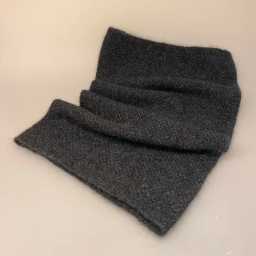 Possum Strikket Tube Tørklæde - Halsedisse koks, antrazit, sort, mørkegrå, charcoal, halsdisse, mock neck, halsrør, strik, halstørklæde, strikket rør, uld, possum, slke, merino, kvalitet, luksus, tyndt, vamrt, smart, accessoires, tilbehør, fintstrikket, strikket, halsvarmer, new zealand, gave, gaveide, luksus, skiferie, vinter, kradser ikke, super, soft, biti, ribe, sort sol, vadehavet,