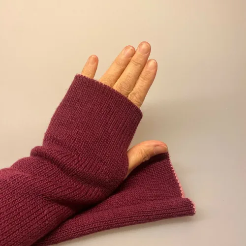 Pulsvarmere i Uld Vendbare - Rosa Vinrød, fv. 2, lyserød, bordeaux, kalika, dobbelte, tynde, varme, lune, ensfarvede, enkle, indendørs, udendøs, vanter, uden fingre, fingerløse, glatstrikkede, lysegrå, beige, sandfarvede, muffedisser, håndledsvarmere, pulsvarmere, biti, ren, uld, håndstrikkede, gave, gaveide, fryser, holde varmen, smarte,